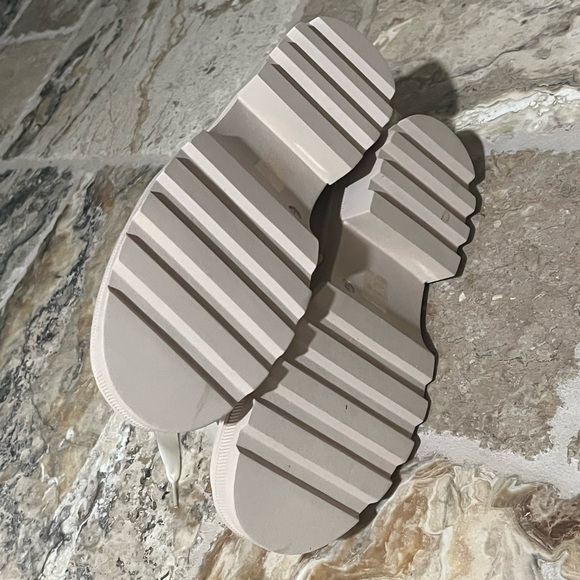 Size 8 fashion nova combat boots - Picture 3 of 4